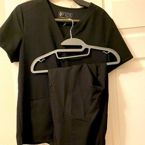FIGS Black Casma Three Pocket Scrub Top, Zamora joggers medium